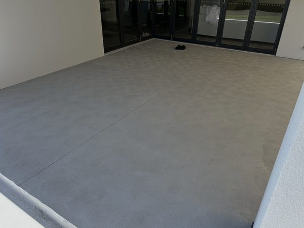 Undercover alfresco concrete slab outside bifold doors